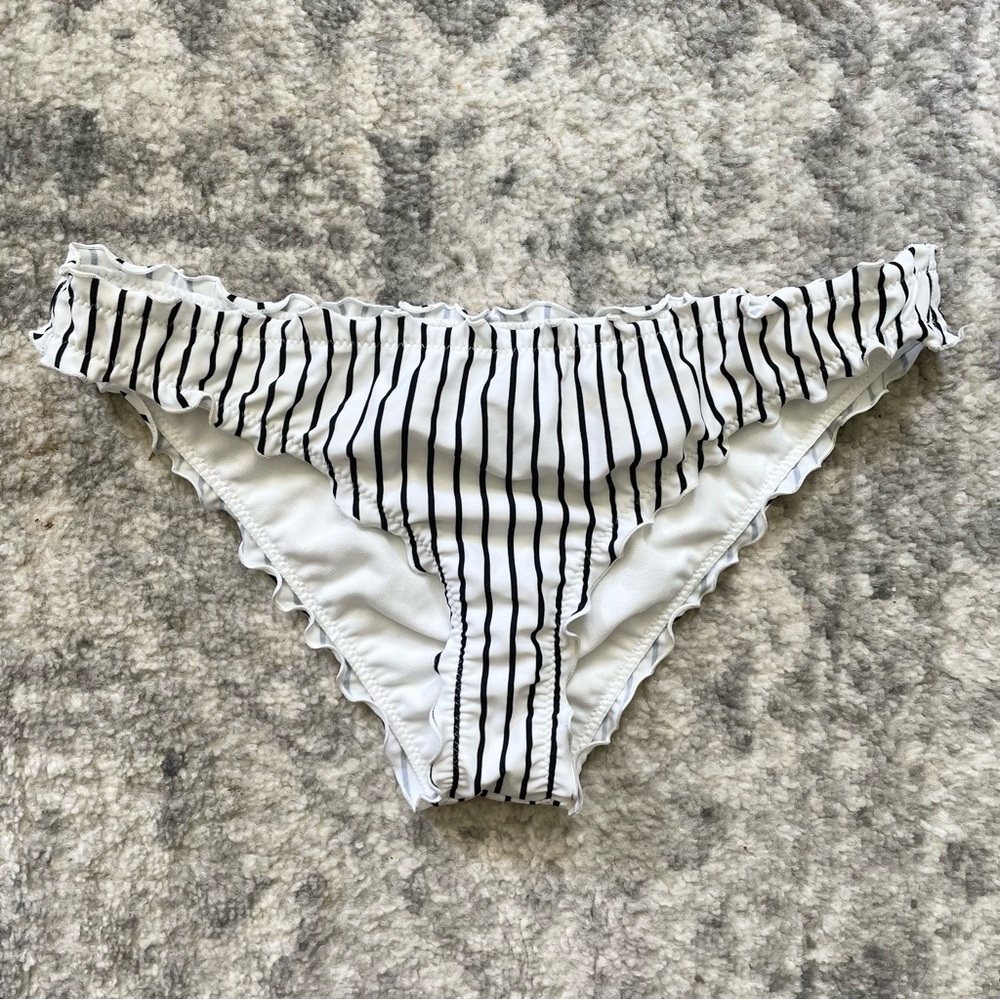 Hollister ruffle trim bikini bottoms | lettuce edge swim bottoms